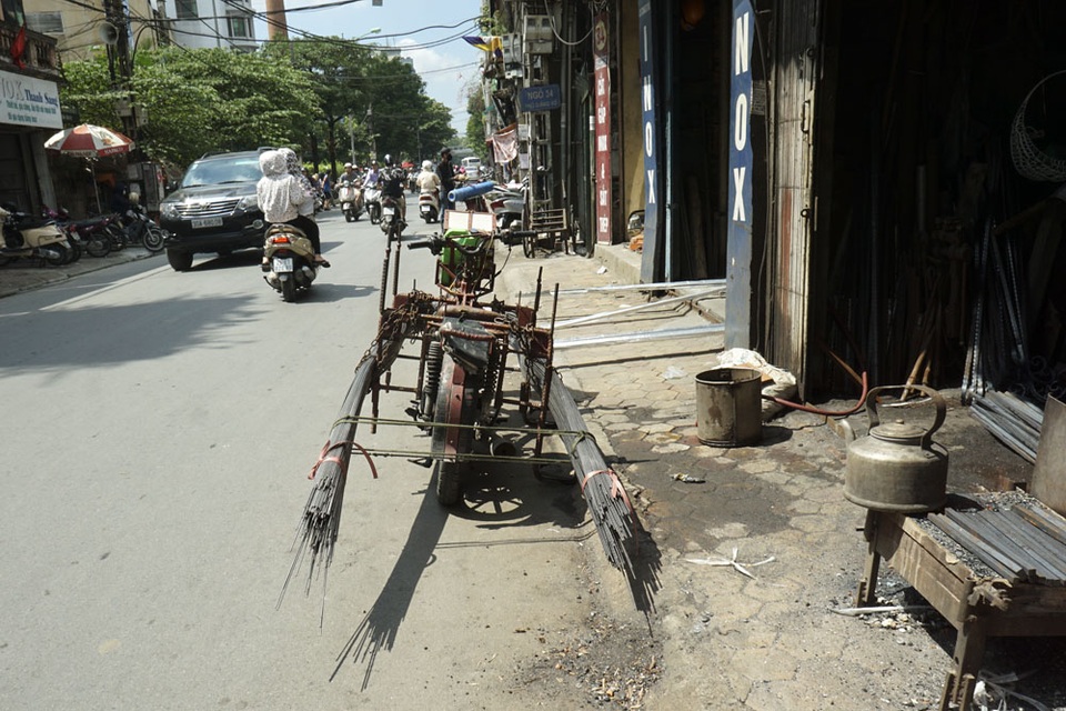 Xe tự chế chở hàng quá khổ vẫn hoành hành ở Hà Nội - 2
Hàng hóa chở bằng loại phương tiện này thường là sắt tròn, thép ống kéo dài gấp nhiều lần chiếc xe, khi đi vung vẩy và khá nguy hiểm nếu gặp phải bất trắc trên đường.