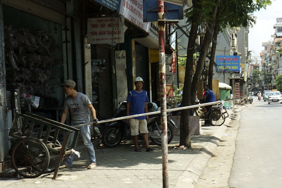 Xe tự chế chở hàng quá khổ vẫn hoành hành ở Hà Nội - 3
Cảnh rút các thanh nhôm, sắt dài 4 - 5 m từ trong nhà chìa ra ngoài đường tại một cửa hàng bán nhôm thép các loại trên phố Giảng Võ.