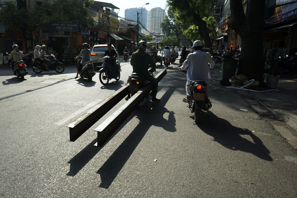 Xe tự chế chở hàng quá khổ vẫn hoành hành ở Hà Nội - 5
Hai thanh sắt chữ dài 5 - 6 m được chở bằng xe máy.