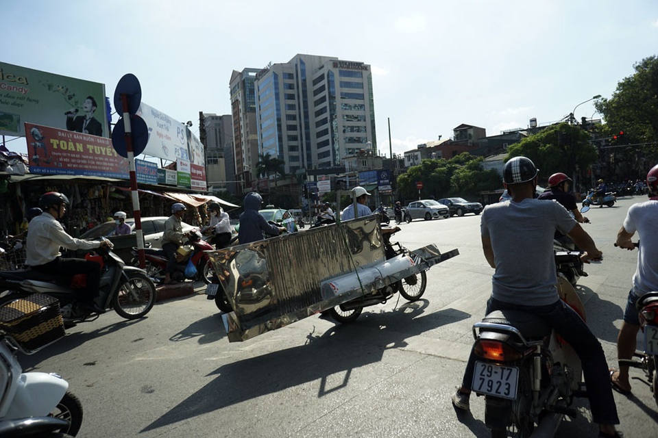 Xe tự chế chở hàng quá khổ vẫn hoành hành ở Hà Nội - 6 Những linh kiện được gia công bằng inox có nhiều cạnh sắc nhọn được chở bằng xe máy.