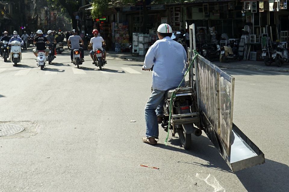 Xe tự chế chở hàng quá khổ vẫn hoành hành ở Hà Nội - 7 Tư thế của người lái xe cho thấy nguy cơ mất an toàn rất rõ ràng.