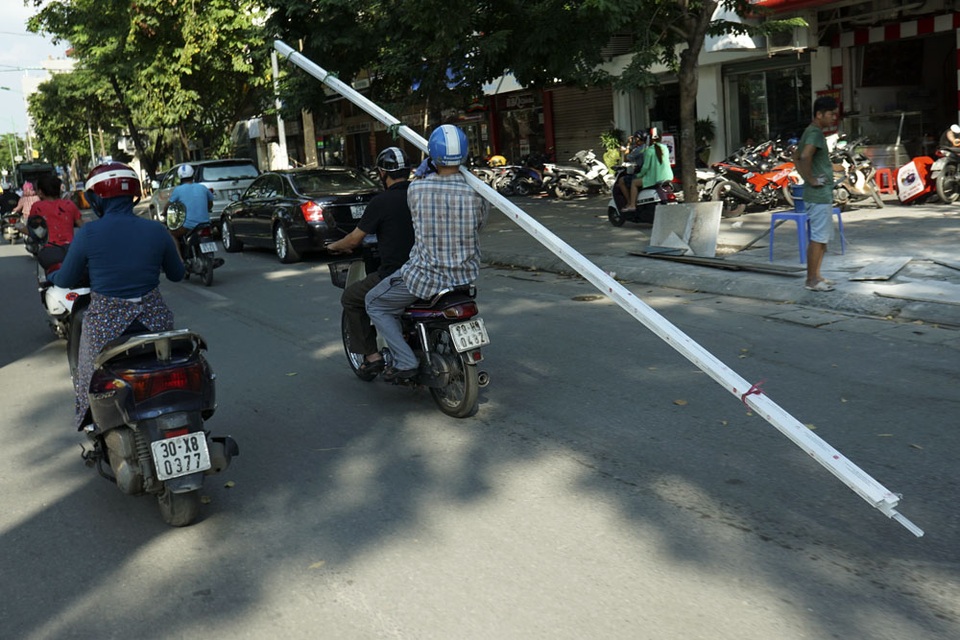 Xe tự chế chở hàng quá khổ vẫn hoành hành ở Hà Nội - 8 Xe tự chế chở hàng quá khổ vẫn hoành hành ở Hà Nội - 8