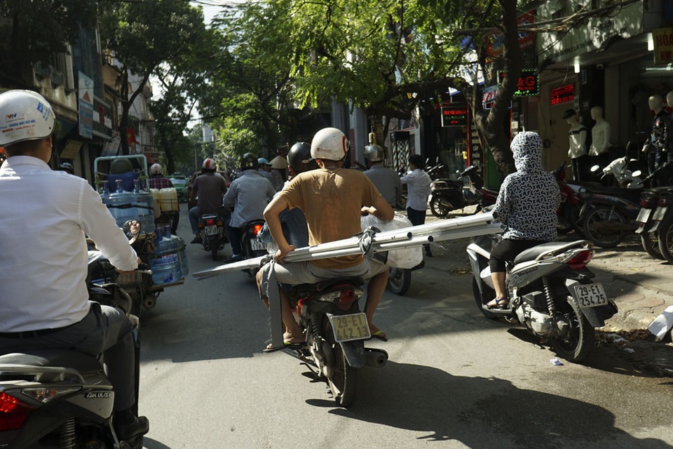Xe tự chế chở hàng quá khổ vẫn hoành hành ở Hà Nội - 9 Những thanh nhôm ống dài được vận chuyển trên đường phố đông đúc.