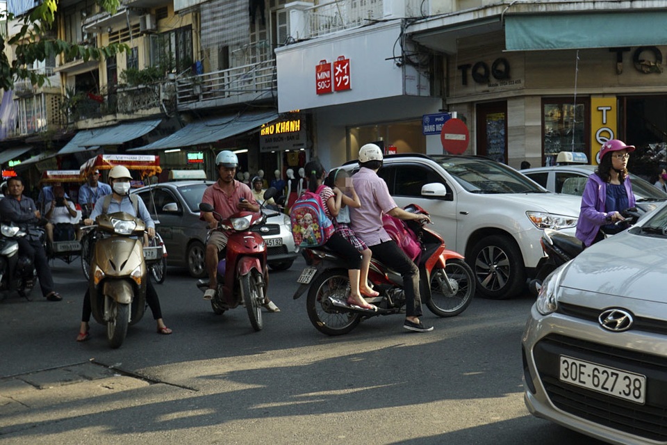 Nguy hiểm rình rập trẻ nhỏ không đội mũ bảo hiểm trên xe máy - 7 Giờ cao điểm trên trục đường Hàng Ngang - Hàng Đào - Đồng Xuân.