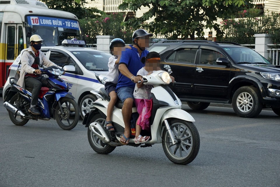 Nguy hiểm rình rập trẻ nhỏ không đội mũ bảo hiểm trên xe máy - 9 Có và không mũ bảo hiểm.