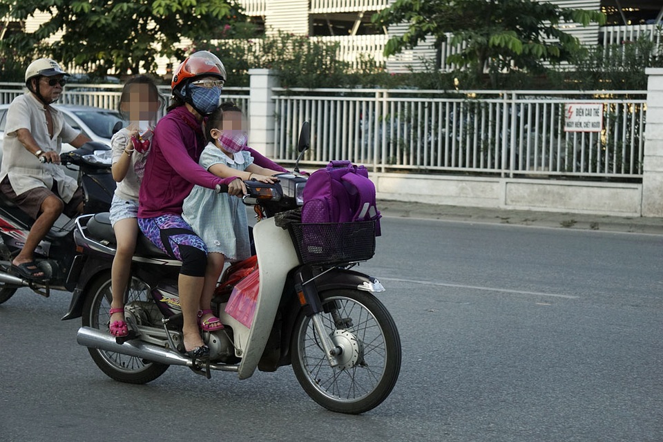 Nguy hiểm rình rập trẻ nhỏ không đội mũ bảo hiểm trên xe máy - 5 Nguy hiểm rình rập trẻ nhỏ không đội mũ bảo hiểm trên xe máy - 5