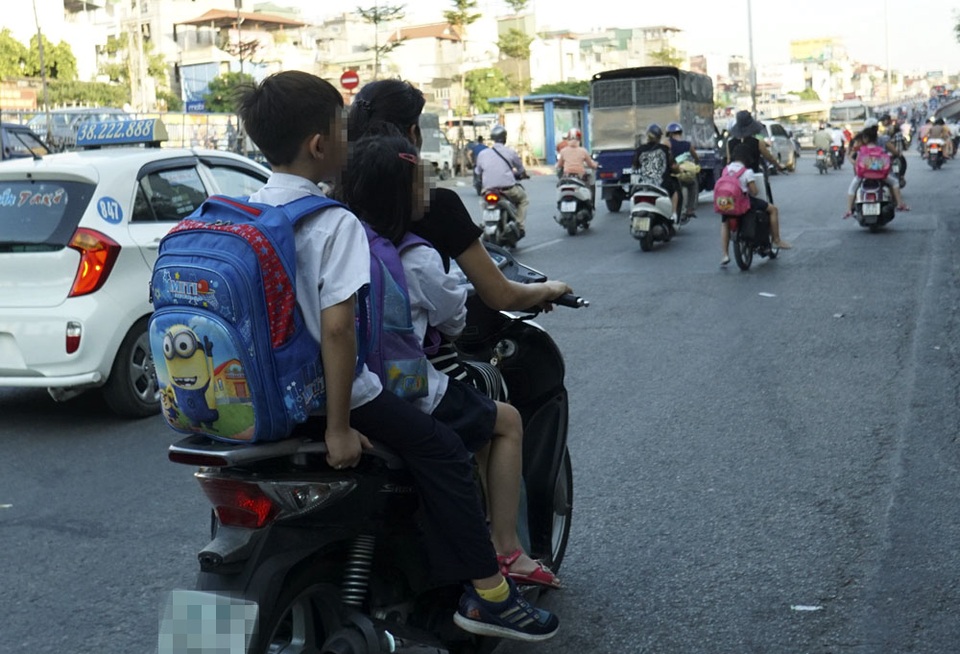 Nguy hiểm rình rập trẻ nhỏ không đội mũ bảo hiểm trên xe máy - 4
Nhiều vị phụ huynh rất chủ quan, nhất là khi trẻ ít khả năng phản xạ trong trường hợp xảy ra sự cố.