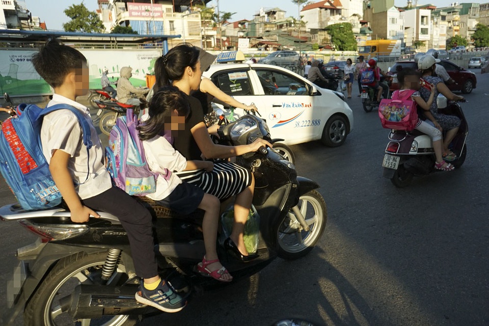 Nguy hiểm rình rập trẻ nhỏ không đội mũ bảo hiểm trên xe máy - 6 Phố Trần Quang Khải lúc 17h.