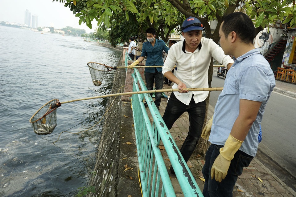 Gần một nghìn người căng mình "giải cứu" hồ Tây - 3
Bầu không khí khẩn trương, tích cực bao trùm khu vực cá trôi dạt. Lực lượng của các phường, quận phối hợp cùng lực lượng chức năng của thành phố, quân đội cùng tham gia vớt cá chết và rác ra khỏi lòng hồ.