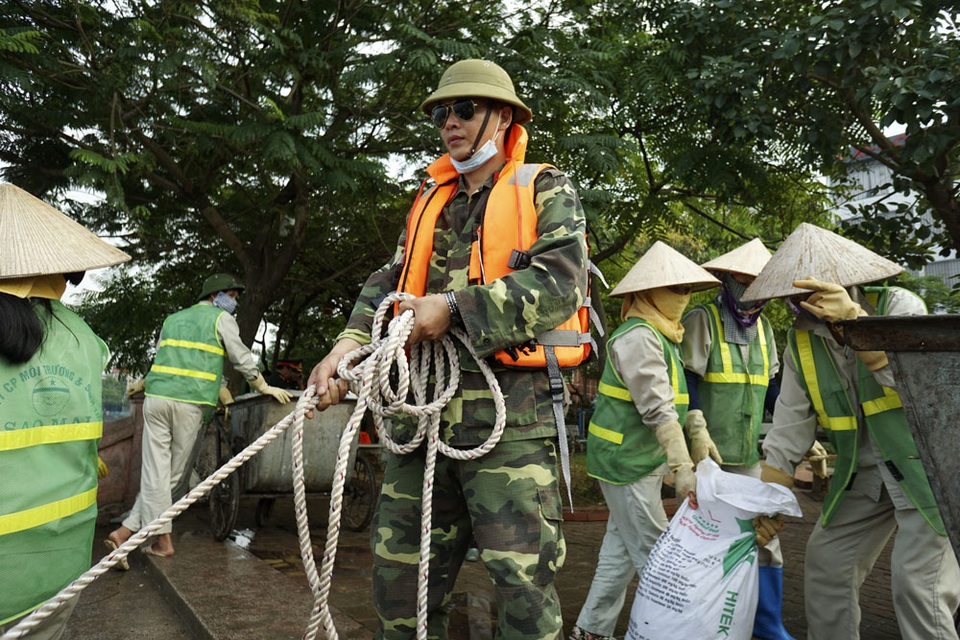 Gần một nghìn người căng mình "giải cứu" hồ Tây - 7
Các công nhân môi trường cùng xe chở rác túc trực chờ thu gom cá để chuyển đi. Đã có thời điểm toàn bộ số xe chở rác của quận Tây hồ được huy động tới hồ Tây.