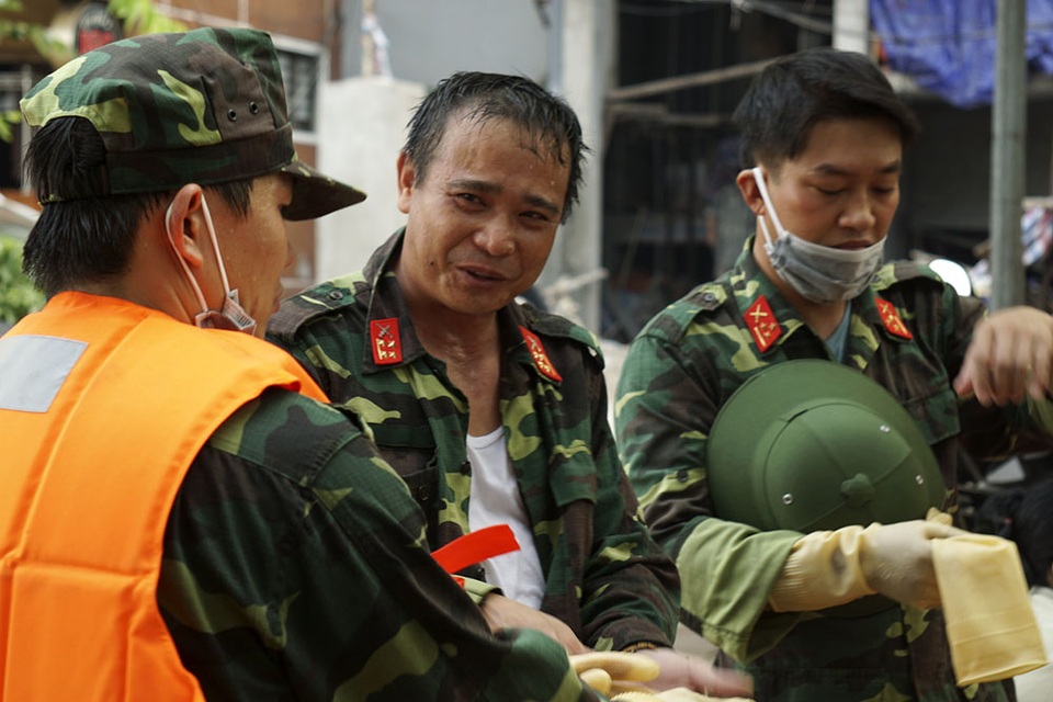 Gần một nghìn người căng mình "giải cứu" hồ Tây - 8 Những giọt mồ hôi trên gương mặt người lính.