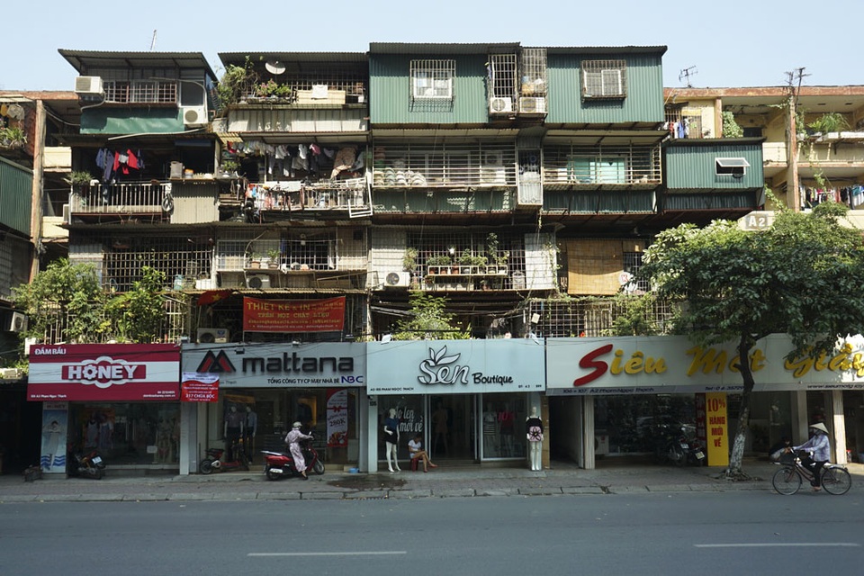 Nhà cũ mặt phố Hà Nội: Dưới long lanh, trên xập xệ - 1
Trên phố Phạm Ngọc Thạch, những cửa hàng mặt tiền được chăm chút nhiều màu sắc, sáng sủa, trái ngược với những lồng sắt lô nhô bên trên.