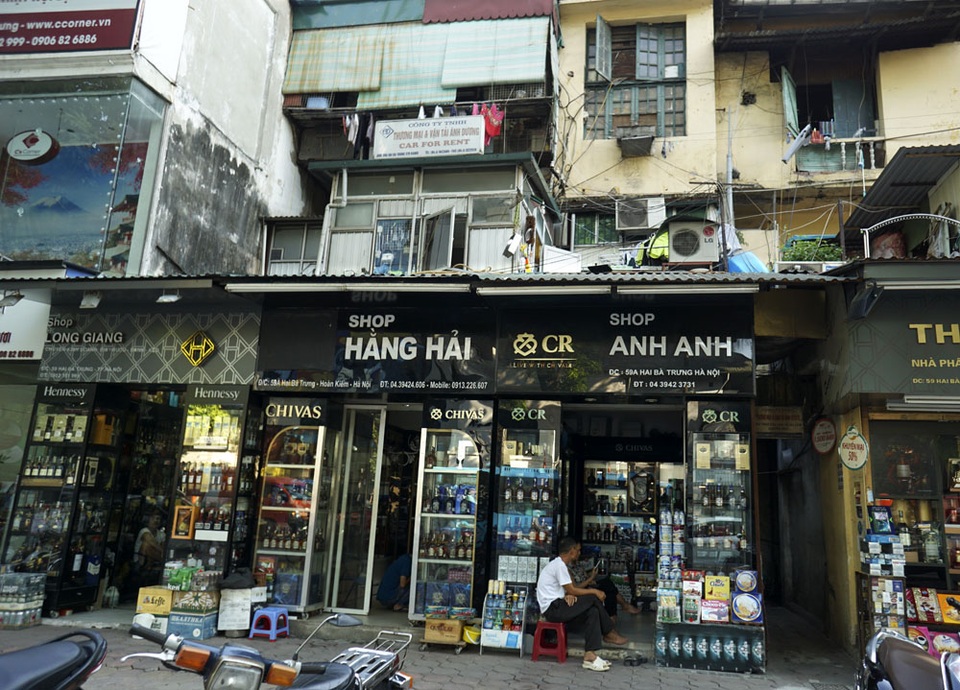 Nhà cũ mặt phố Hà Nội: Dưới long lanh, trên xập xệ - 2
Khu buôn bán rượu trên phố Hai Bà Trưng, bên dưới bóng loáng, bên trên xập xệ.