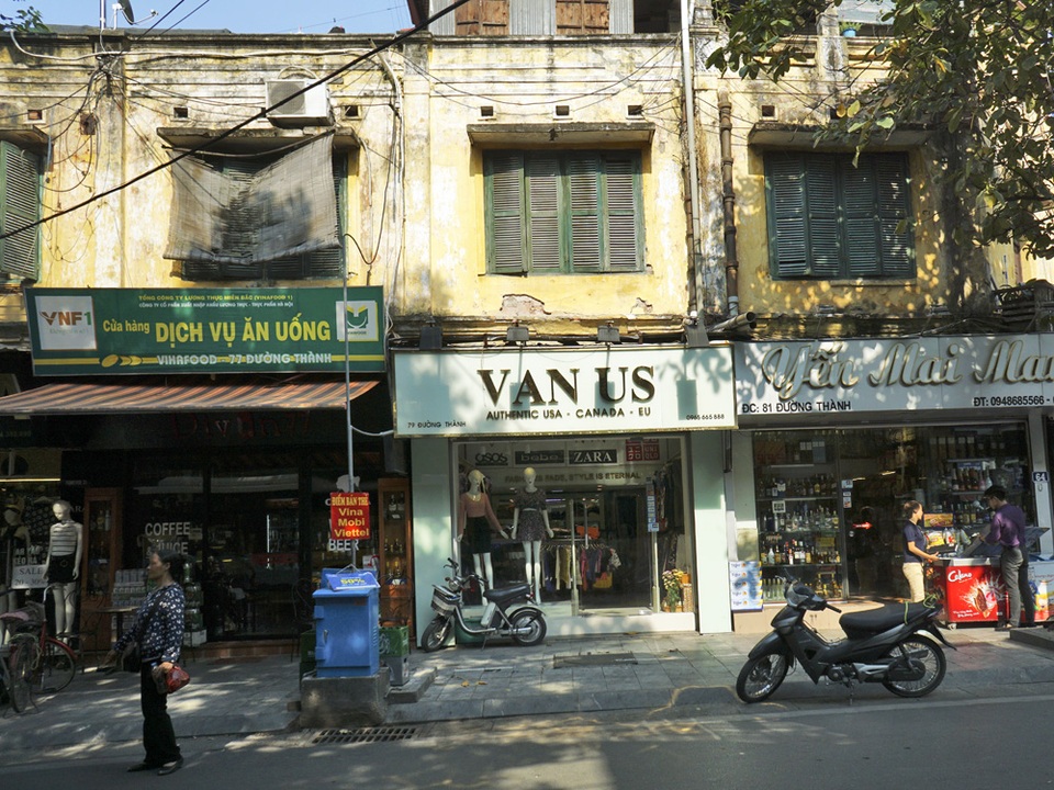 Nhà cũ mặt phố Hà Nội: Dưới long lanh, trên xập xệ - 3
Hàng tầng kim - cổ mặt phố Đường Thành.