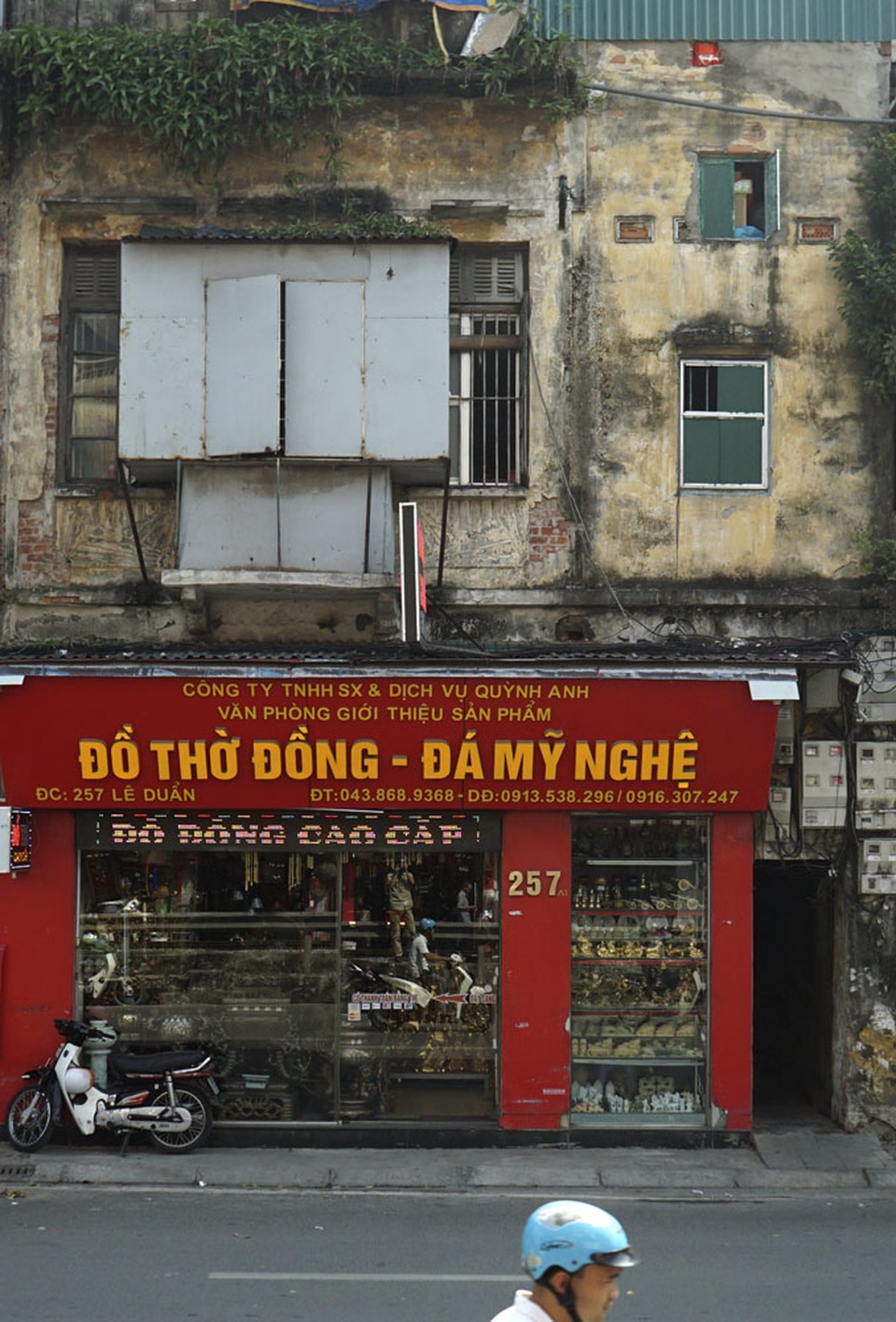 Nhà cũ mặt phố Hà Nội: Dưới long lanh, trên xập xệ - 4
Một ngôi nhà trên phố Lê Duẩn, bên dưới rực rỡ màu đỏ, còn bên trên thâm trầm, cũ kỹ.