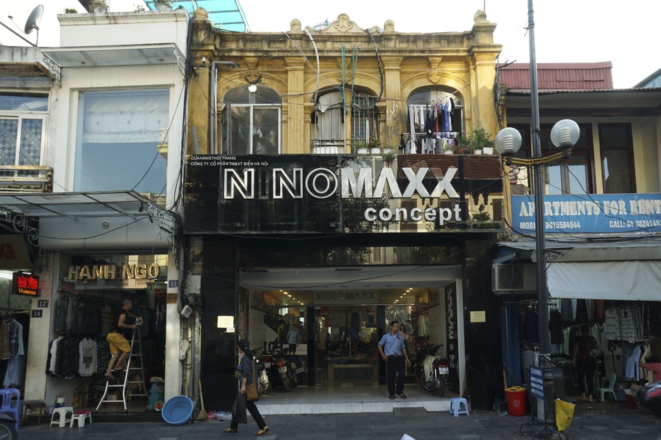 Nhà cũ mặt phố Hà Nội: Dưới long lanh, trên xập xệ - 5
Một ngôi nhà cổ lọt thỏm giữa những biển hiệu nhiều chữ trên phố Hàng Đào.