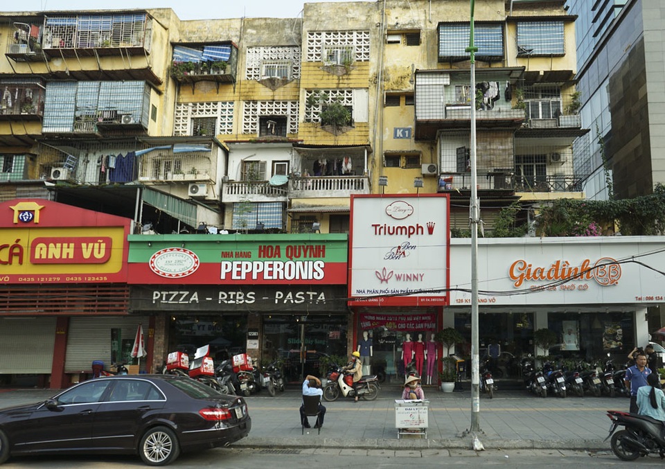 Nhà cũ mặt phố Hà Nội: Dưới long lanh, trên xập xệ - 6
Những tòa nhà tập thể mặt tiền phố lớn đã tồn tại tới 4 - 5 thập kỷ, ví dụ như tòa nhà trên phố Giảng Võ...