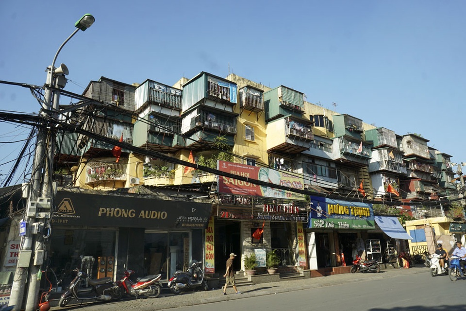 Nhà cũ mặt phố Hà Nội: Dưới long lanh, trên xập xệ - 7
... hay tòa nhà này trên phố Khâm Thiên.