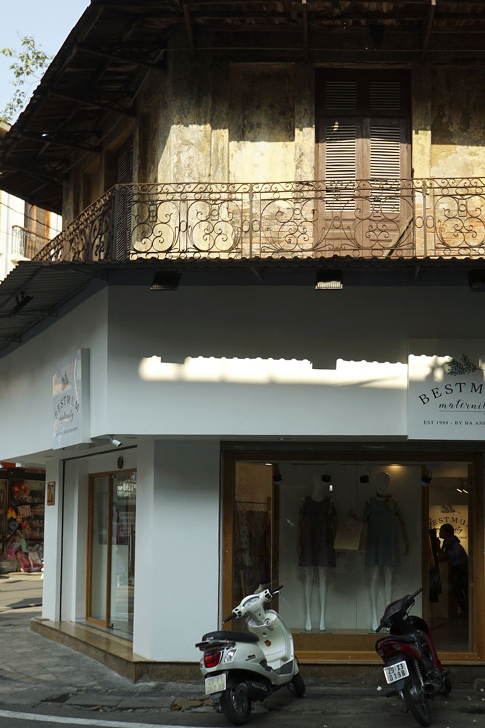 Nhà cũ mặt phố Hà Nội: Dưới long lanh, trên xập xệ - 8
Một ngôi nhà với 2 kiểu phong cách, phía trên cổ điển và cầu kỳ, bên dưới lại đơn giản hiện đại.