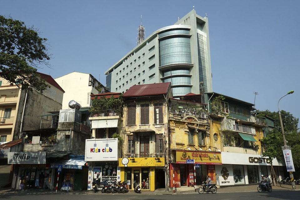 Nhà cũ mặt phố Hà Nội: Dưới long lanh, trên xập xệ - 9 Góc phố Hai Bà Trưng - Thợ Nhuộm.