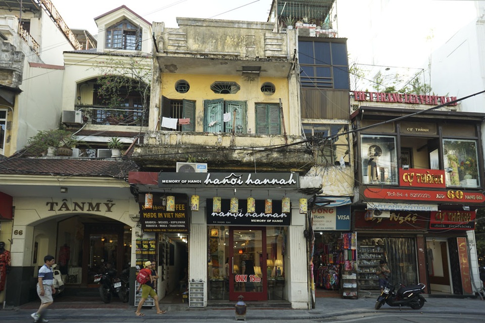 Nhà cũ mặt phố Hà Nội: Dưới long lanh, trên xập xệ - 11
Trên phố Hàng Gai...