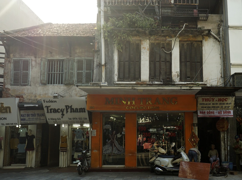 Nhà cũ mặt phố Hà Nội: Dưới long lanh, trên xập xệ - 12
... và phố Hàng Gà.