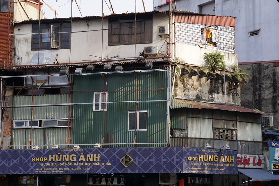 Diện mạo chắp vá phía trên những ngôi nhà phố lớn Hà Nội - 4 Mặt tiền phía trên ngôi nhà mặt phố Hàng Da