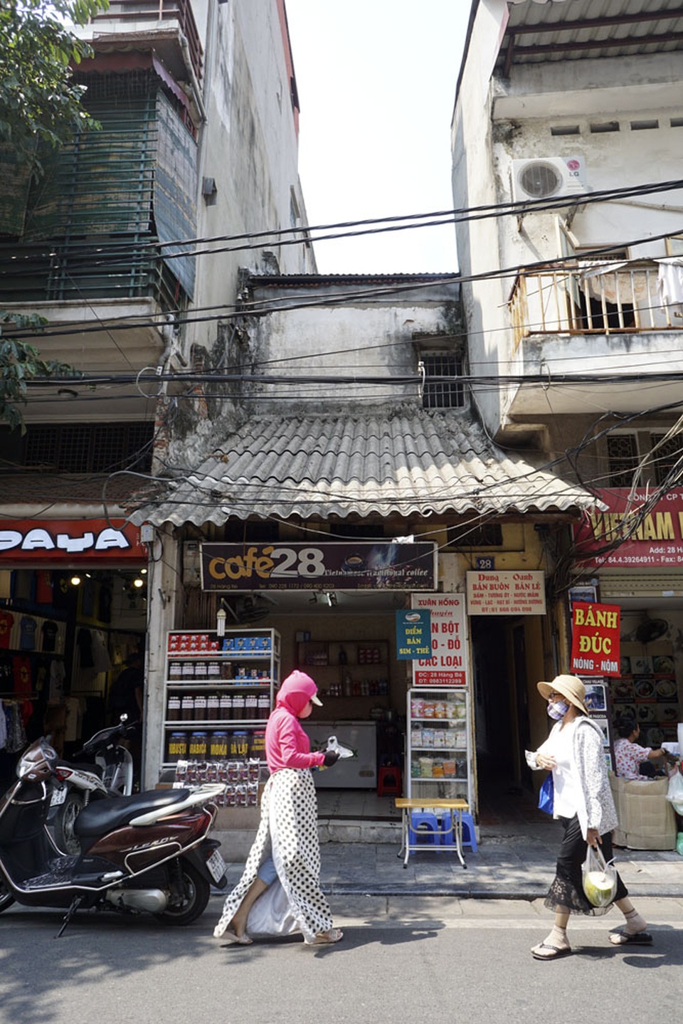 Diện mạo chắp vá phía trên những ngôi nhà phố lớn Hà Nội - 5
Ngôi nhà mặt tiền tại phố cổ Hàng Bè.
