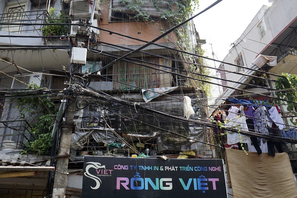 Diện mạo chắp vá phía trên những ngôi nhà phố lớn Hà Nội - 7
Tầng 2 một ngôi nhà ở phố Đào Duy Từ.
