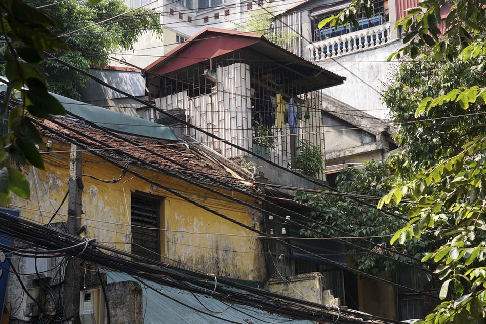 Diện mạo chắp vá phía trên những ngôi nhà phố lớn Hà Nội - 9 Một căn chòi nhô lên từ mái của một ngôi nhà cổ phố Hàng Bạc.