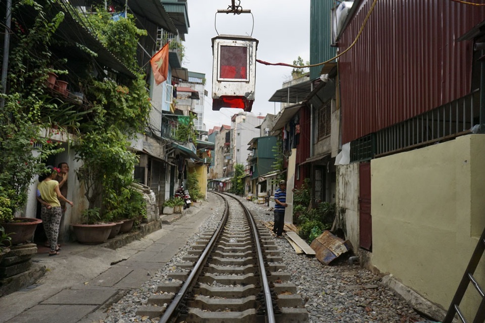Nhịp sống sát bên đường tàu trong lòng Hà Nội - 10
Một đoạn đường tàu len lỏi qua khu dân cư ở khoảng cách rất gần.
