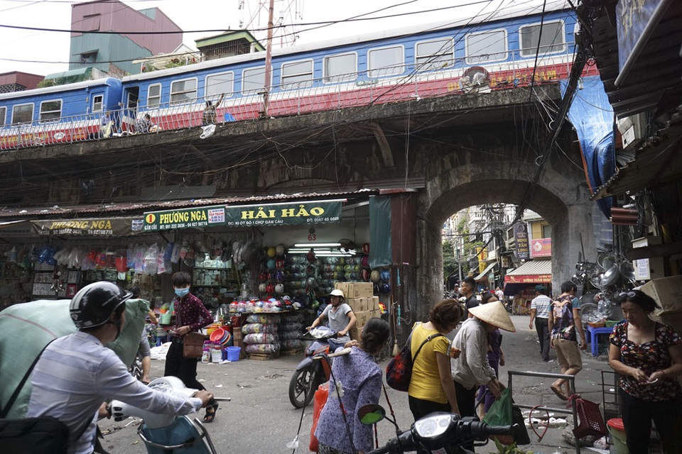Nhịp sống sát bên đường tàu trong lòng Hà Nội - 12
Đoàn tàu đỗ tại Ga Long Biên. Nhà ga này và Ga Hà Nội đều nằm sâu trong lòng phố trung tâm Thủ đô.