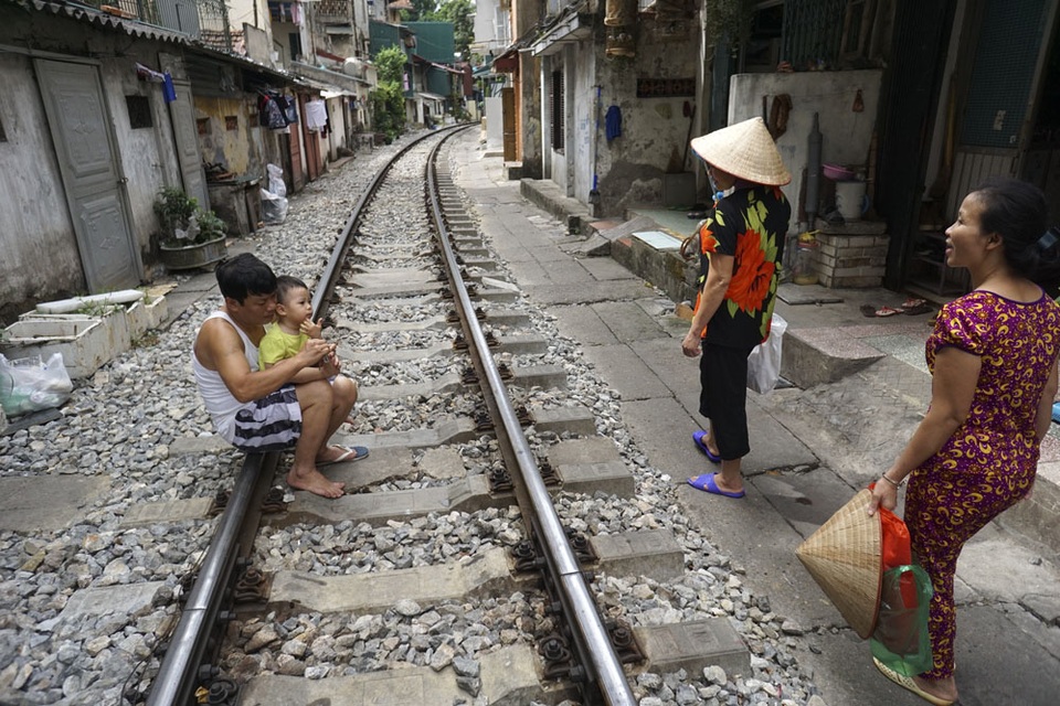 Nhịp sống sát bên đường tàu trong lòng Hà Nội - 2
Các ngôi nhà nằm sát đường ray có cửa hướng thẳng ra đường tàu, nhưng cũng có nhiều nhà chỉ là cửa phụ, còn cửa chính đi theo lối phố Lý Nam Đế hoặc Phùng Hưng. Có đường tàu chạy qua nhưng mọi sinh hoạt đều diễn ra bình thường.