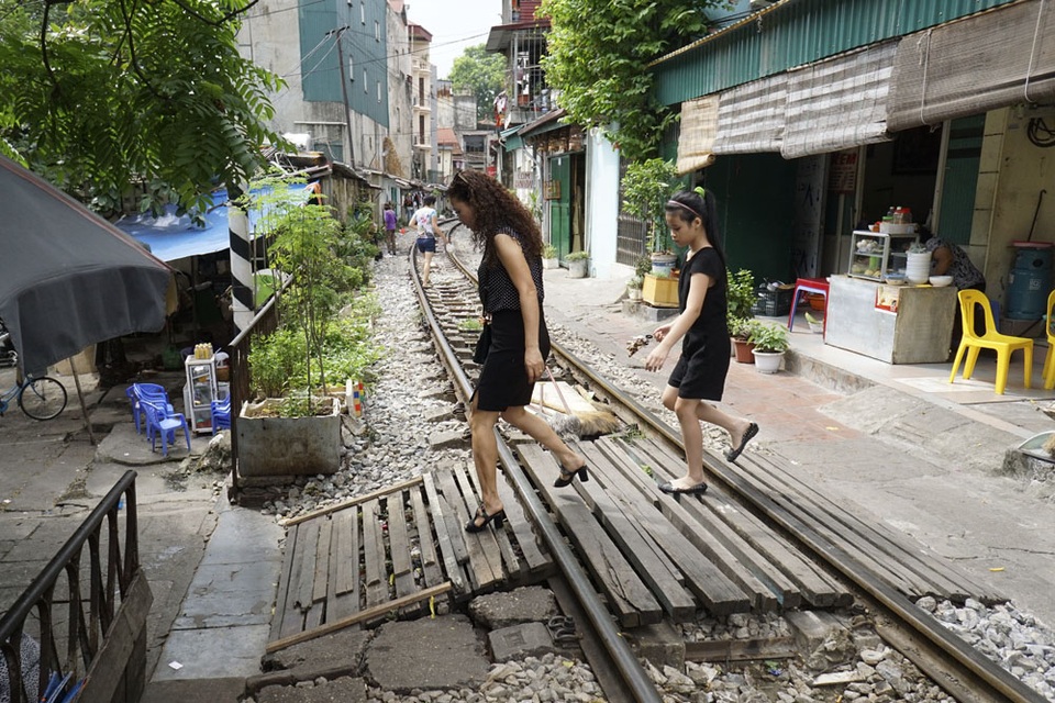 Nhịp sống sát bên đường tàu trong lòng Hà Nội - 6
Tại khu dân cư sát đường tàu trên phố Phùng Hưng, người dân làm cầu gỗ để có thể đi qua đường ray.
