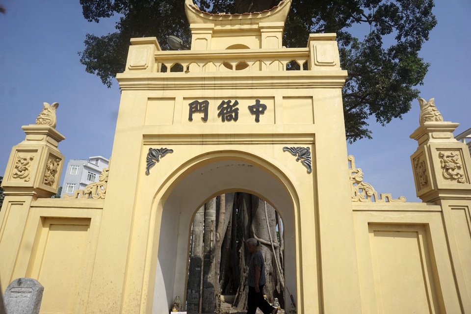 Hà Nội: Cây giữa đường, đường né cây vì "tâm linh" - 11 Cổng làng cổ đã bị phá bỏ, thay vào đó là một cổng mới được xây dựng lại nhỏ hơn nằm sát cây đa án ngữ giữa tim đường vành đai 2.