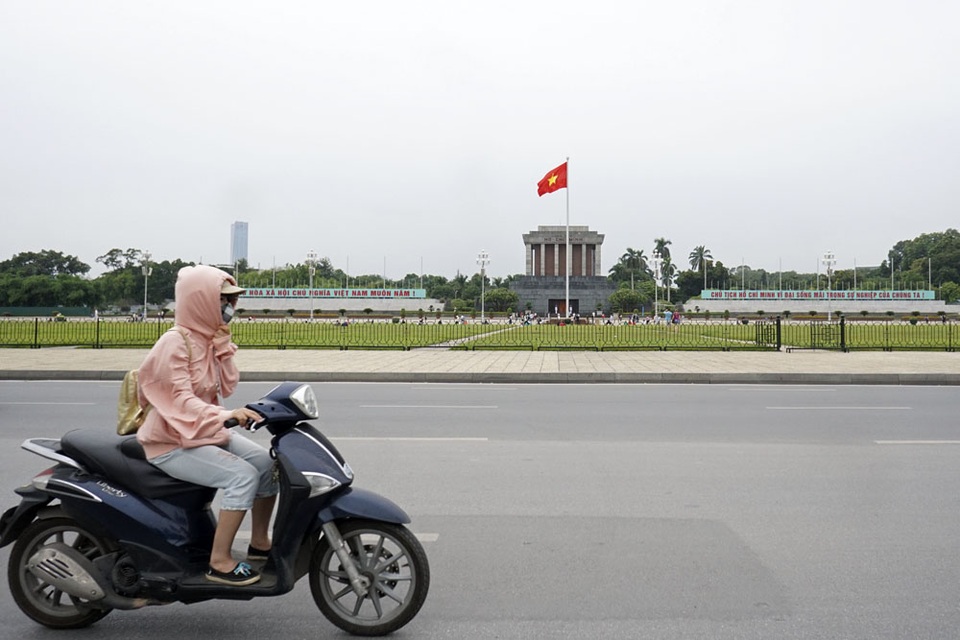 Hà Nội chuyển lạnh đầu đông - 1
Trên quảng trường Ba Đình, gió thổi kèm không khí lạnh khiến người đi xe máy phải đưa tay kéo áo.