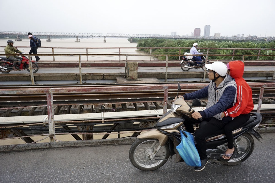 Hà Nội chuyển lạnh đầu đông - 2
Trên cầu Long Biên, người đi đường cảm nhận rõ nhất mùa đông vì gió lạnh kết hợp với khí sông.