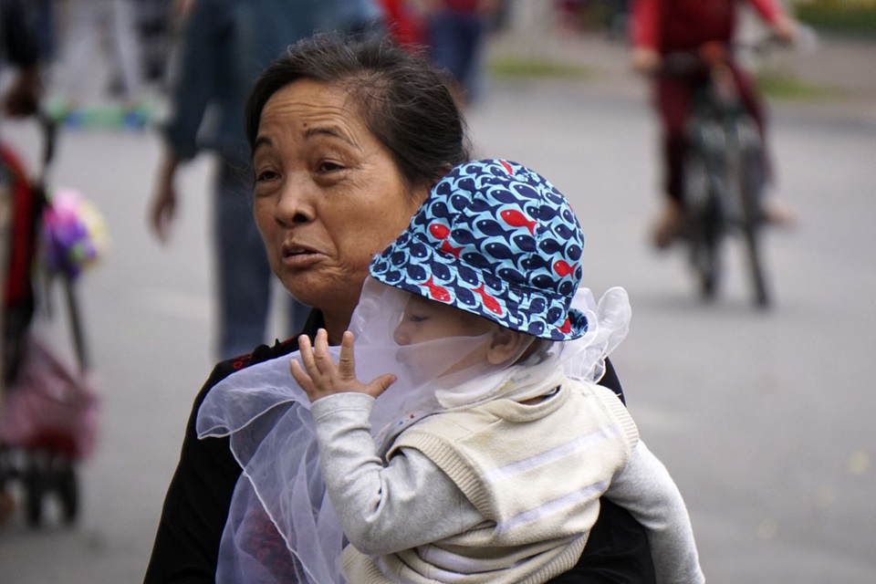 Hà Nội chuyển lạnh đầu đông - 5 Trẻ em ra đường trong áo ấm.
