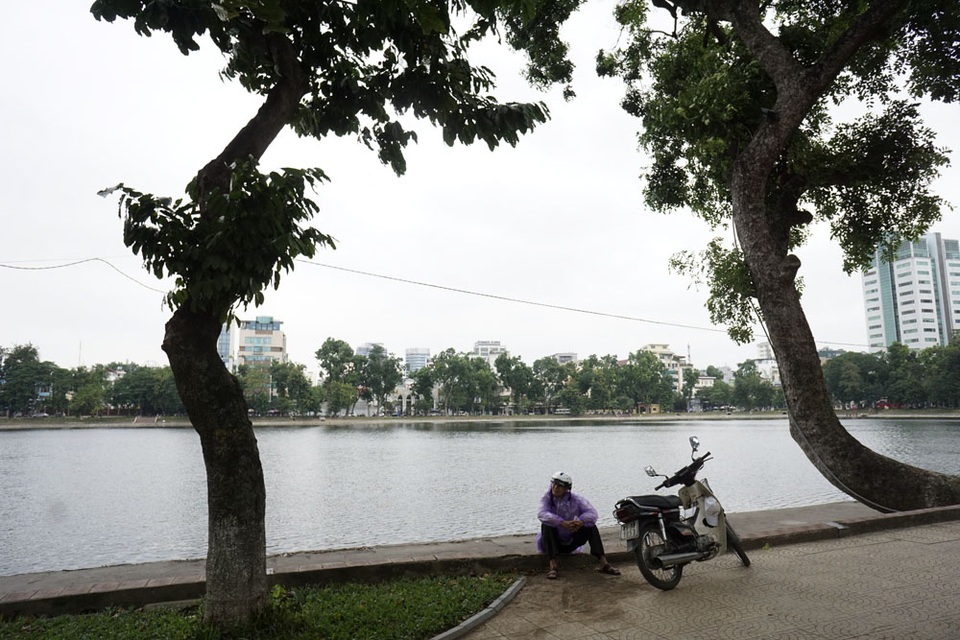Hà Nội chuyển lạnh đầu đông - 7
Dù đã hết mưa nhưng nhiều người vẫn mặc áo mưa chống lại gió lạnh.