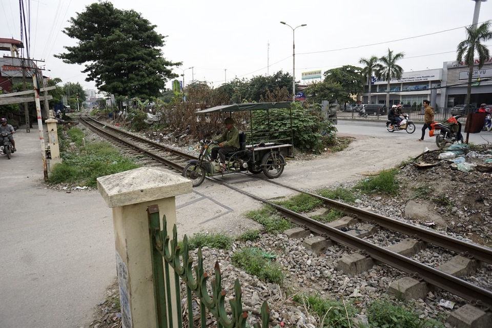 Ẩn họa đường tàu hỏa trong nội thành Hà Nội - 12
Một đường ngang không barie đi vào làng dân cư Tứ Kỳ.
