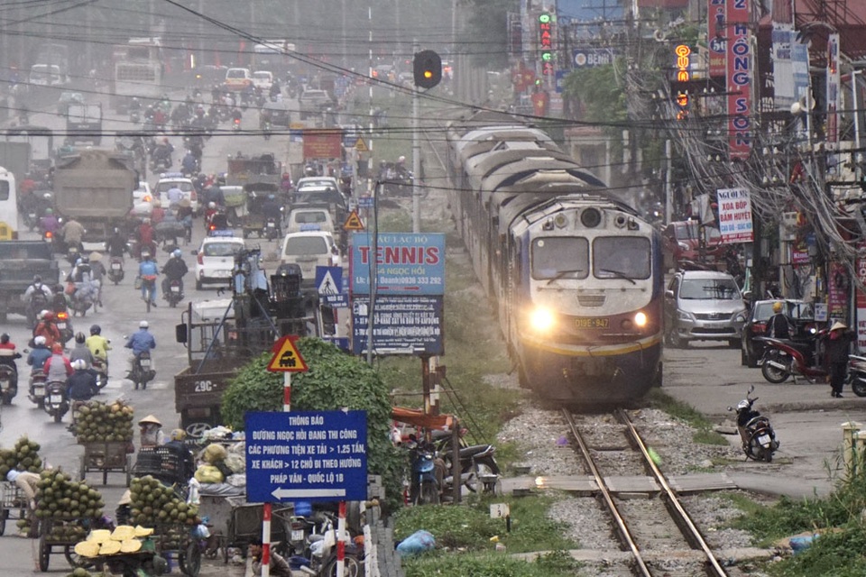 Ẩn họa đường tàu hỏa trong nội thành Hà Nội - 14
Một đoàn tàu đang chạy trên đường sắt Bắc - Nam ở đường Giải Phóng. Đây là tuyến đường sắt có mật độ tàu chạy rất lớn cả tàu khách và tàu hàng.