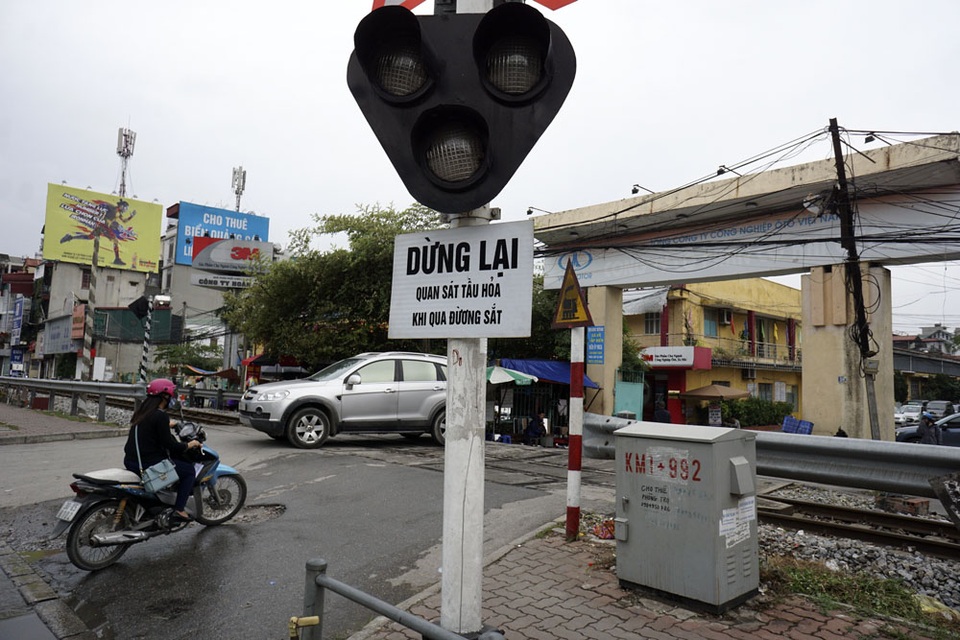 Ẩn họa đường tàu hỏa trong nội thành Hà Nội - 2
Một đường ngang đoạn trường ĐH Bách Khoa không có barie an toàn. Đây là lối vào một điểm bán xăng và công ty cổ phần cơ khí ô tô 3-2.