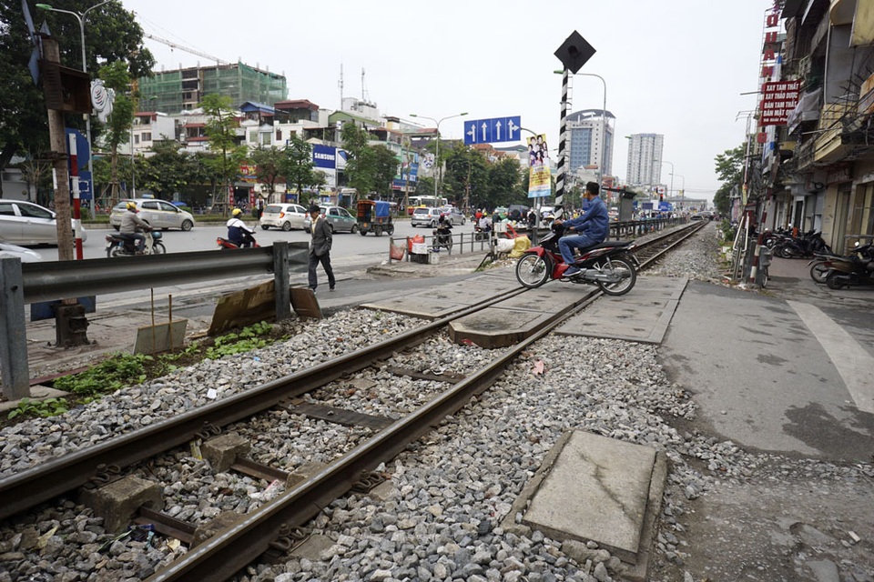Ẩn họa đường tàu hỏa trong nội thành Hà Nội - 4 Cách đó không xa lại có một đường ngang khá rộng.