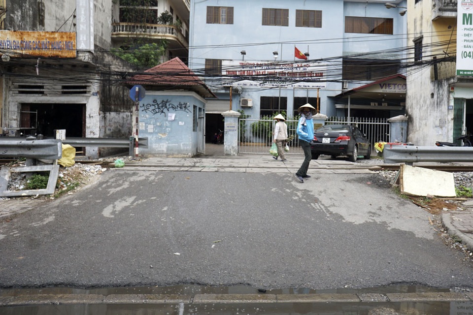 Ẩn họa đường tàu hỏa trong nội thành Hà Nội - 9 Trên đường ray tàu hỏa có khá nhiều cơ quan, mỗi cơ quan lại có một đường ngang.