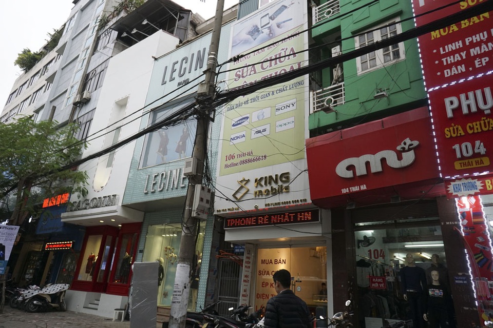 Biển quảng cáo "khủng" tiềm ẩn hiểm họa cháy giăng khắp Hà Nội - 5