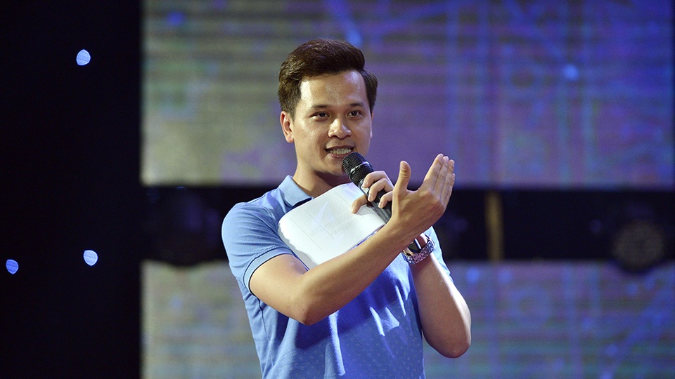 
MC Danh Tùng hướng dẫn các đoàn thí sinh cách vào ra sân khấu.
