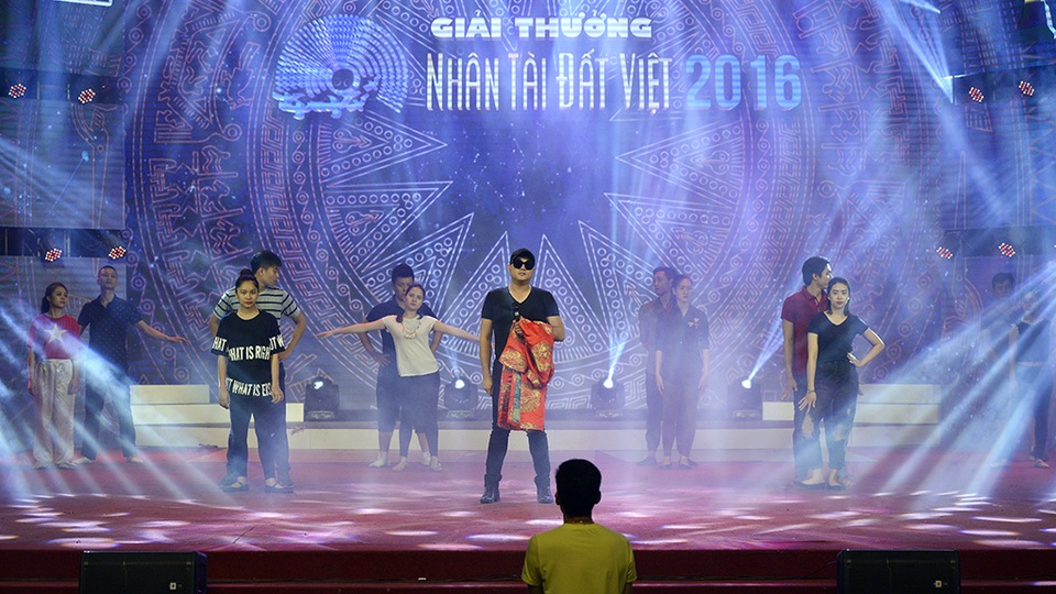 
Tham gia cùng với Lễ trao giải Nhân tài Đất Việt là các nghệ sỹ như Minh Quân; Trọng Tấn; Dương Hoàng Yến và bé Nhật Minh - Quán quân The Voice Kids 2016.
