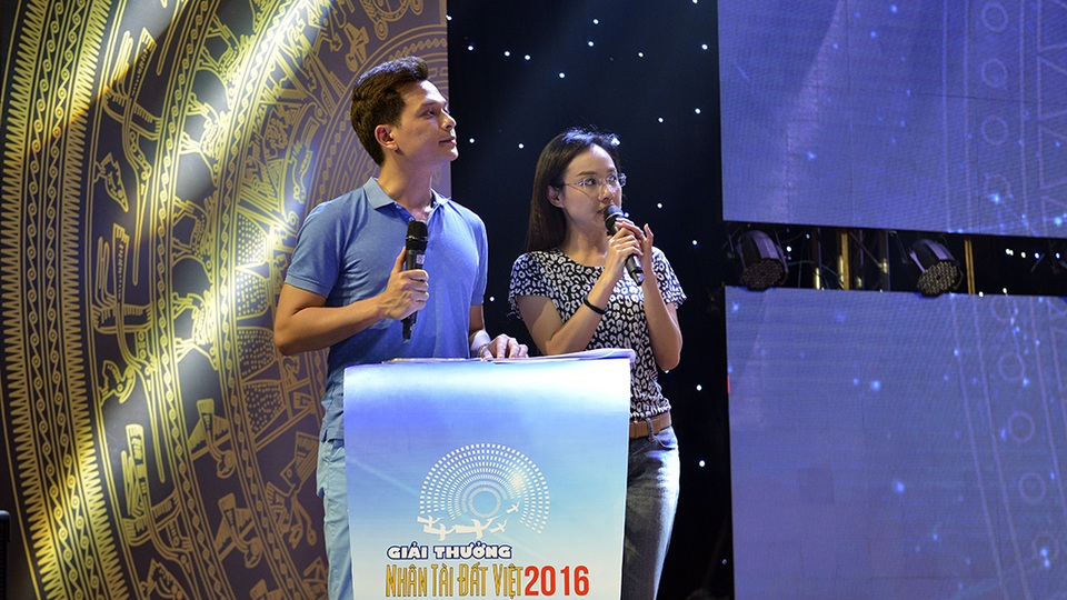 
Hai MC của chương trình là Danh Tùng và Hoài Anh có mặt từ rất sớm để cùng Ban tổ chức tổng duyệt.

Với chủ đề “Vì chất lượng cuộc sống”, Ban tổ chức Giải thưởng Nhân tài Đất Việt 2016 năm nay mong muốn tìm kiếm và tôn vinh những tác giả với những sản phẩm CNTT có tính sáng tạo đột phá, ứng dụng thiết thực vào đời sống xã hội, góp phần nâng cao chất lượng đời sống của người dân Việt Nam, đồng thời giải quyết những vấn đề nóng của xã hội như y tế, chăm sóc sức khỏe, giáo dục, cải cách hành chính công, an toàn giao thông, an toàn thực phẩm…
