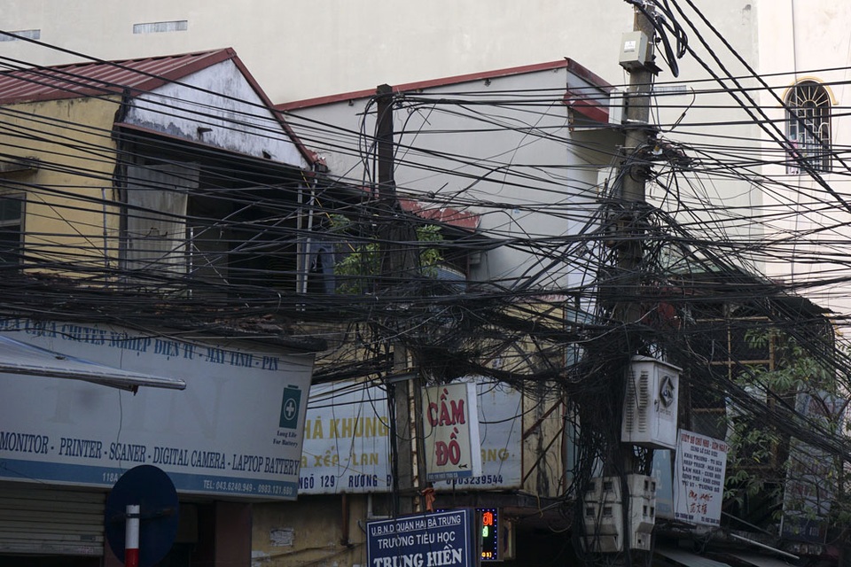Hà Nội: Mạng lưới "rác trời" vẫn giăng chằng chịt khắp phố - 13 Chiếc cột điện xiêu vẹo chống đỡ búi dây chằng chịt.