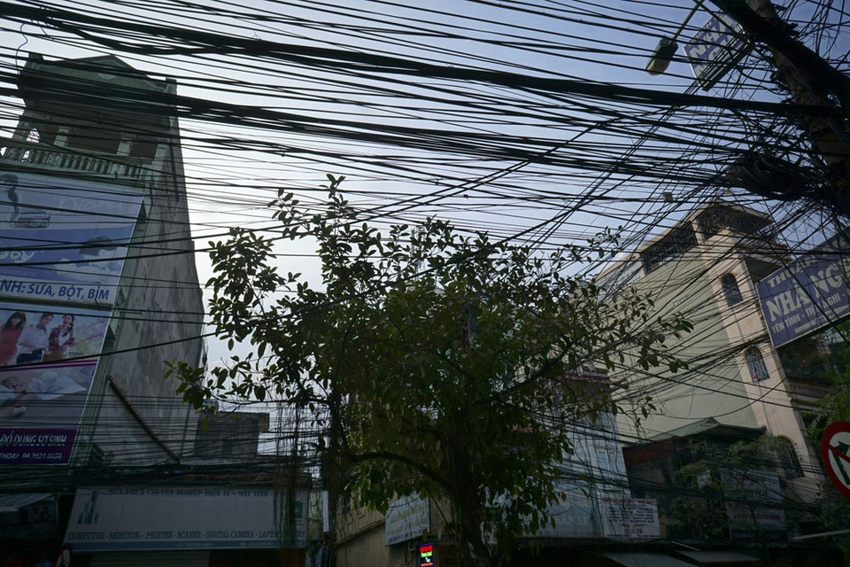 Hà Nội: Mạng lưới "rác trời" vẫn giăng chằng chịt khắp phố - 2 Mạng lưới các loại đường dây trên phố Trương Định (quận Hoàng Mai).